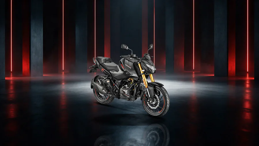 Hero Hunk 160R 4V en el estudio, antes de abrirse en piezas